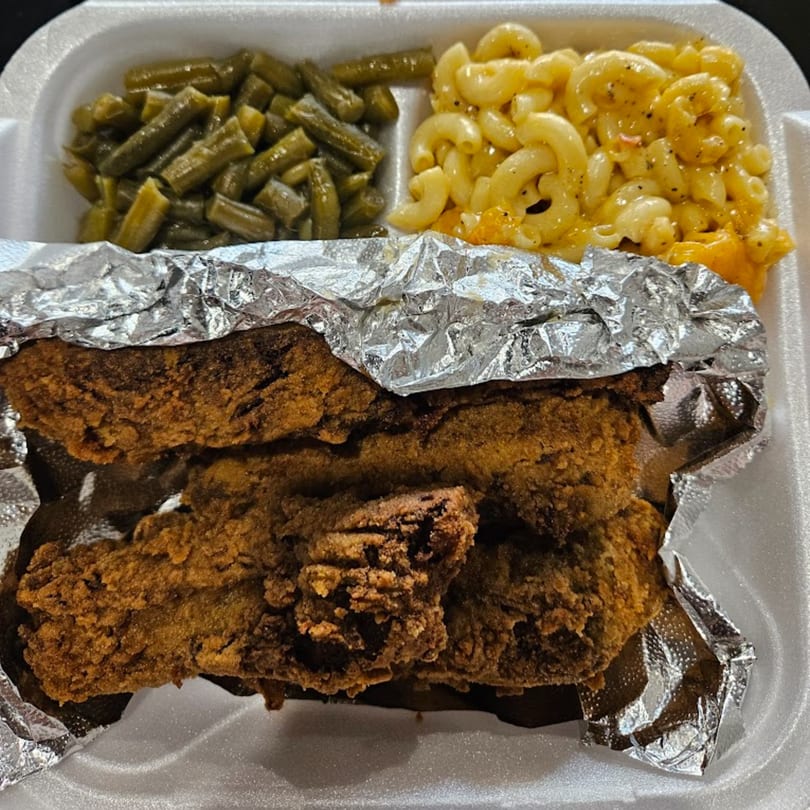 Vittles at the PARK's fried chicken, green beans, and macaroni and cheese in a to-go container.